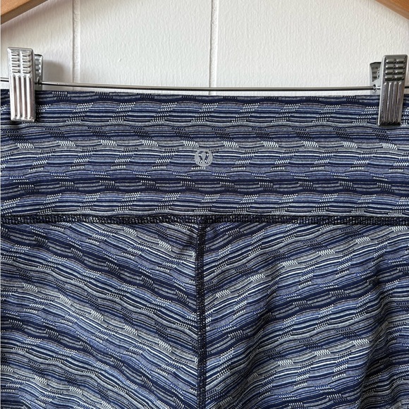 Lululemon Wunder Under Crop | Size 6 - Picture 4 of 6